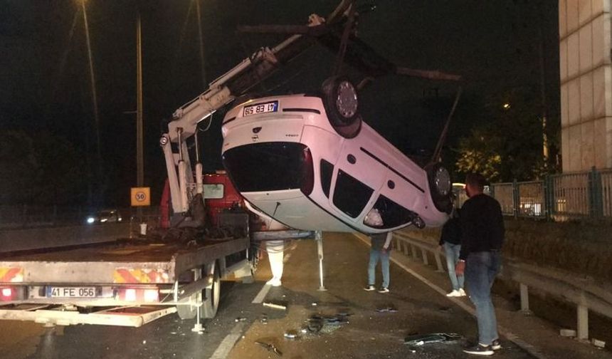 Ana yola uçan otomobilden kendi imkanlarıyla çıktılar